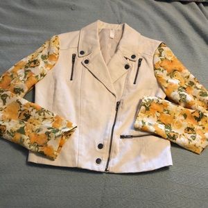 Jacket with yellow floral sleeves 🌻